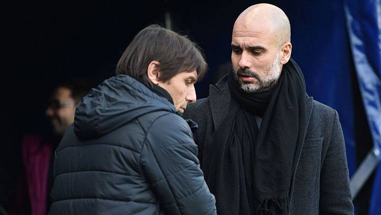Antonio Conte y Pep Guardiola se saludan antes del Manchester City-Chelsea