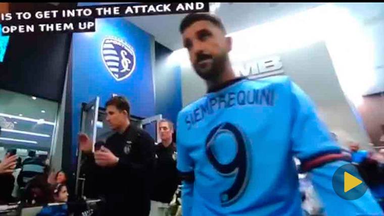 David Villa, before jumping to the field with a T-shirt in homage to Quini