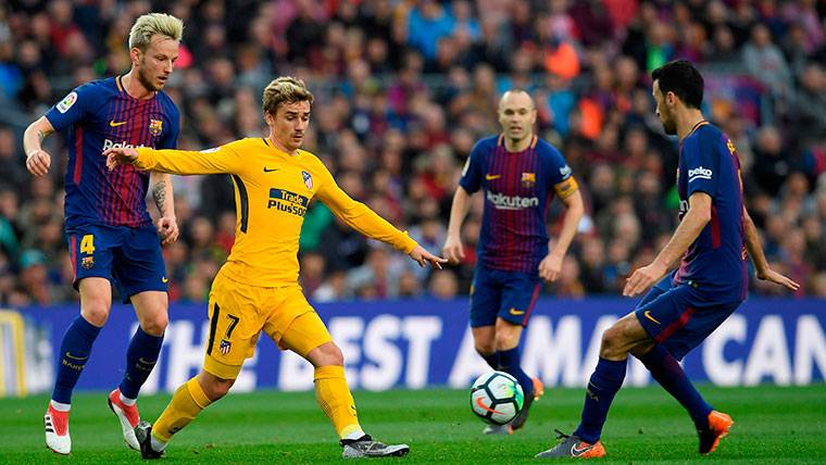 Antoine Griezmann, surrounded of players of the FC Barcelona