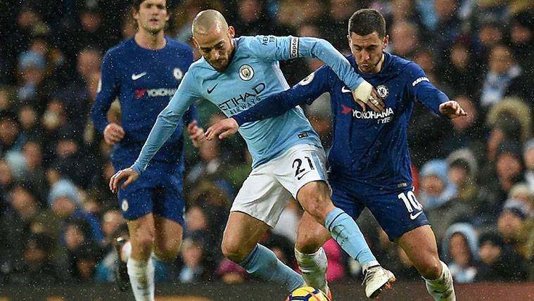 David Silva y Eden Hazard pugnan por un balón