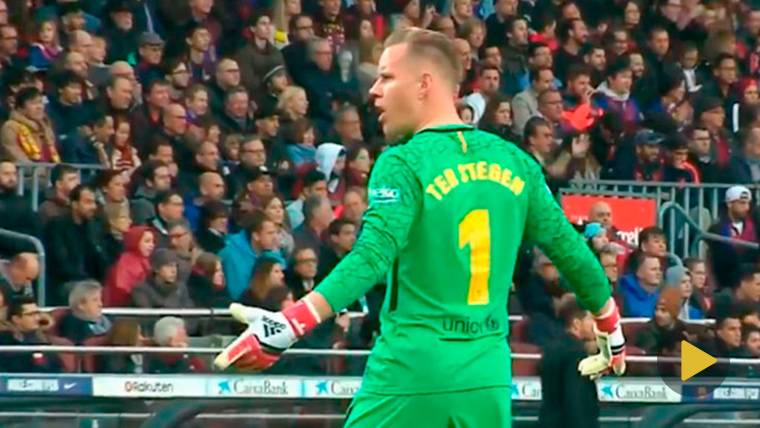 Ter Stegen, protesting in front of the whistles of the fans to André Gomes