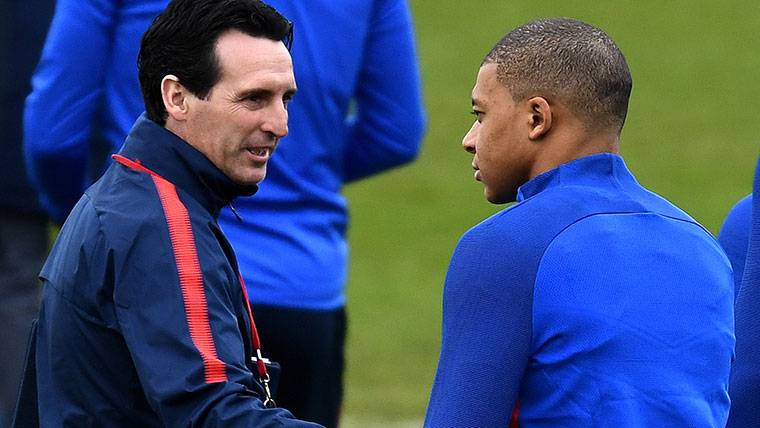 Kylian Mbappé y Unai Emery, conversando antes de un entreno