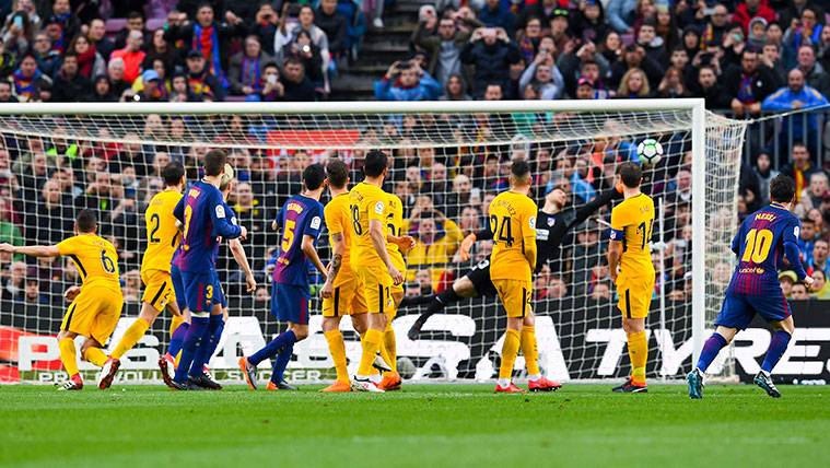 Leo Messi anota de libre directo frente al Atlético de Madrid
