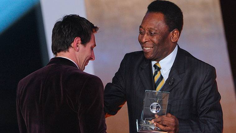 Pelé entrega un premio a Leo Messi