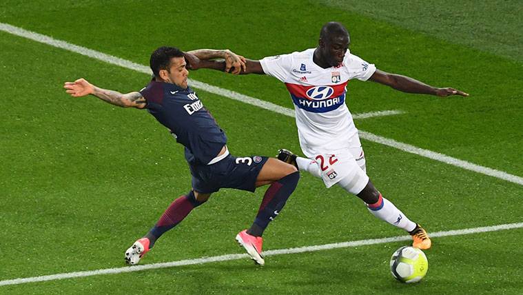 Ferland Mendy And Dani Alves struggle by a balloon