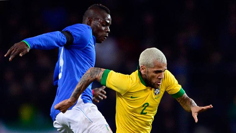 Mario Balotelli with Dani Alves, in a party of selections