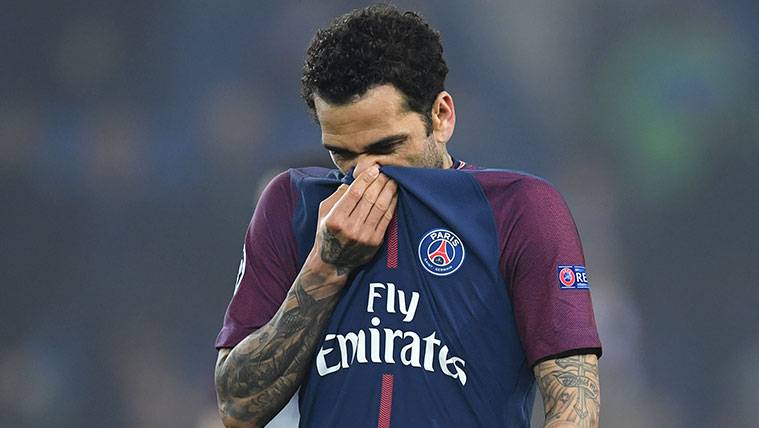 Dani Alves se lamenta tras una derrota del Paris Saint-Germain
