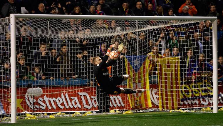 Jasper Cillessen stopping the penalti that gave the Supercopa to the FC Barcelona