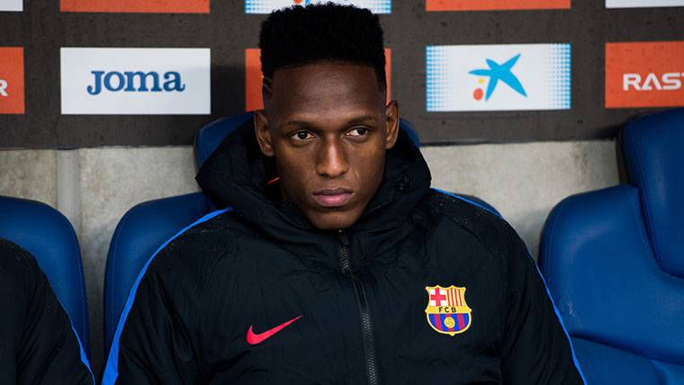 Yerry Mina, sentado en el banquillo del FC Barcelona