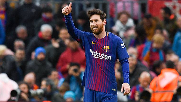 Leo Messi, agradeciendo un pase en largo a un compañero del Barça
