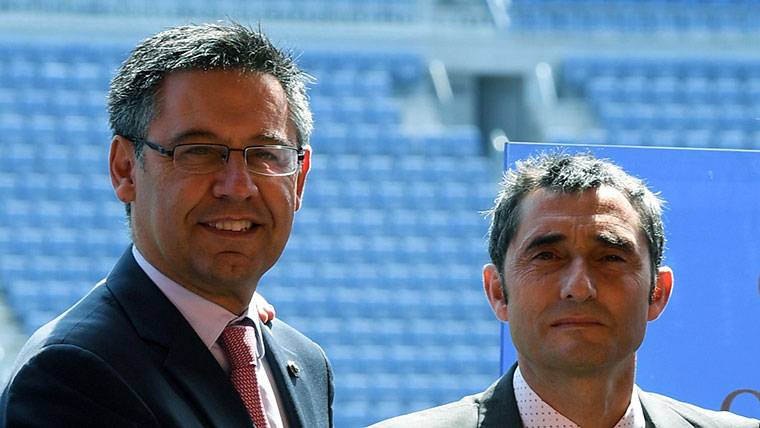 Josep Maria Bartomeu and Ernesto Valverde, with the feminine football