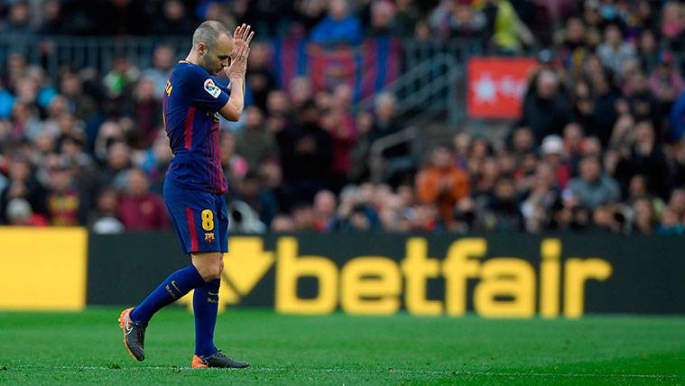 Andrés Iniesta se retira lesionado en un partido del FC Barcelona