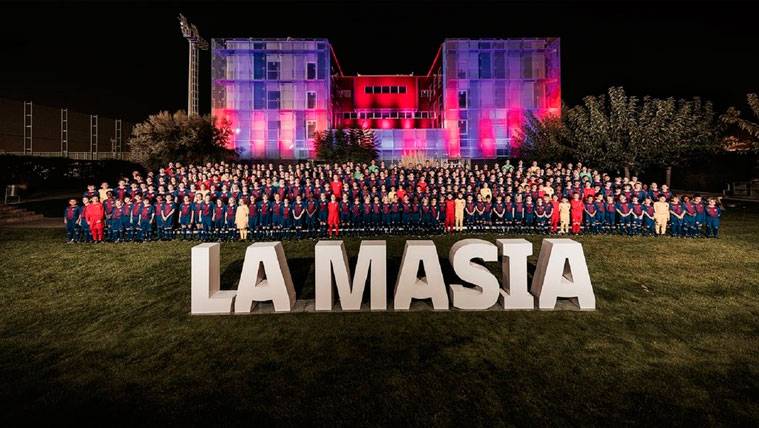 Players of the inferior categories of the Barça in the presentation of the Masia