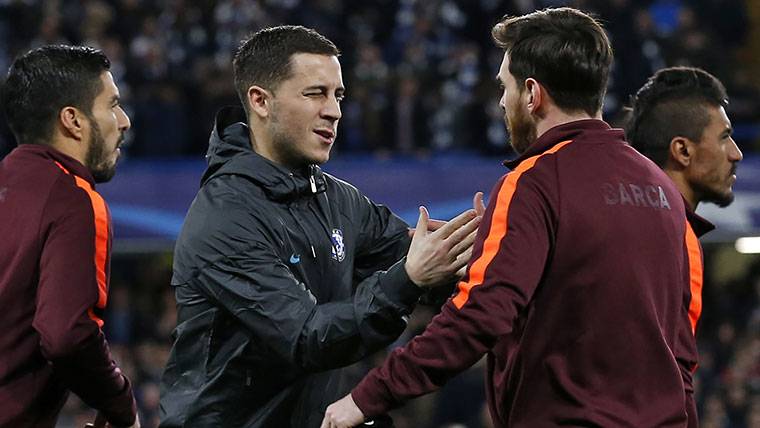 Eden Hazard, saludando a Messi antes de un Chelsea-Barcelona