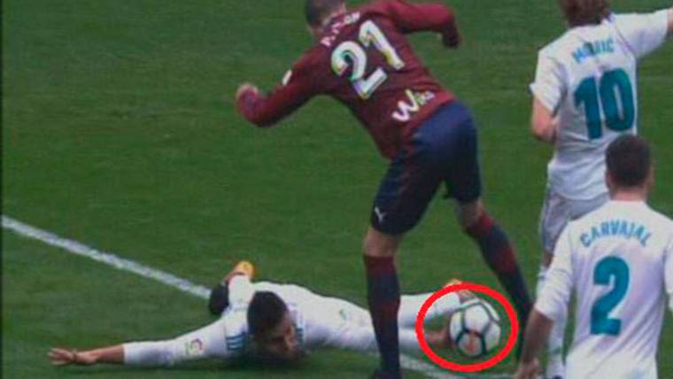 Manos claras de Casemiro en el interior del área para cortar una jugada del Eibar