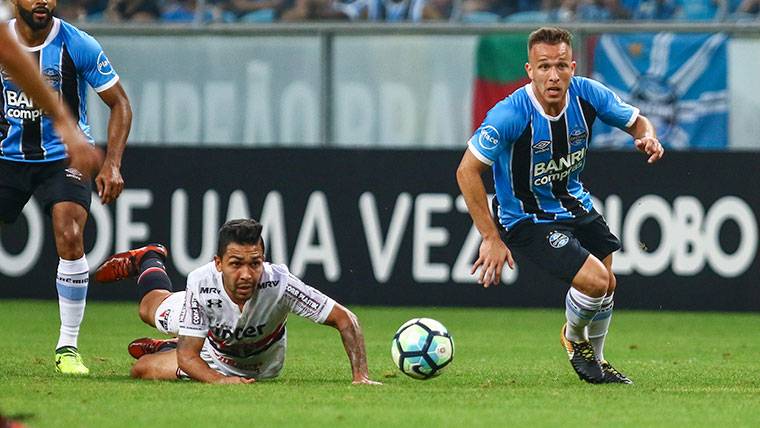 Arthur en un partido del Gremio de Porto Alegre