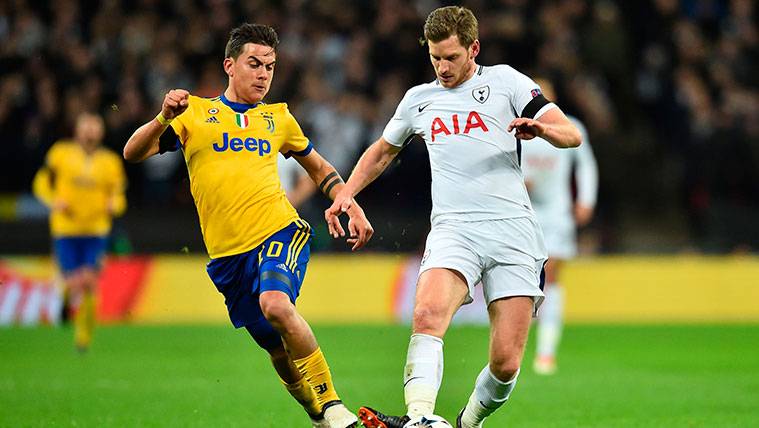 Paulo Dybala and Jan Vertonghen struggle by a balloon in a party of Champions