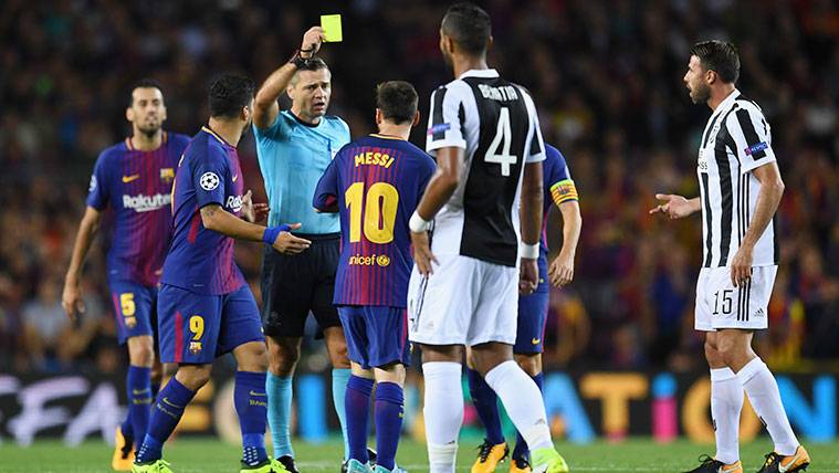 Damir Skomina amonesta a Leo Messi por protestar