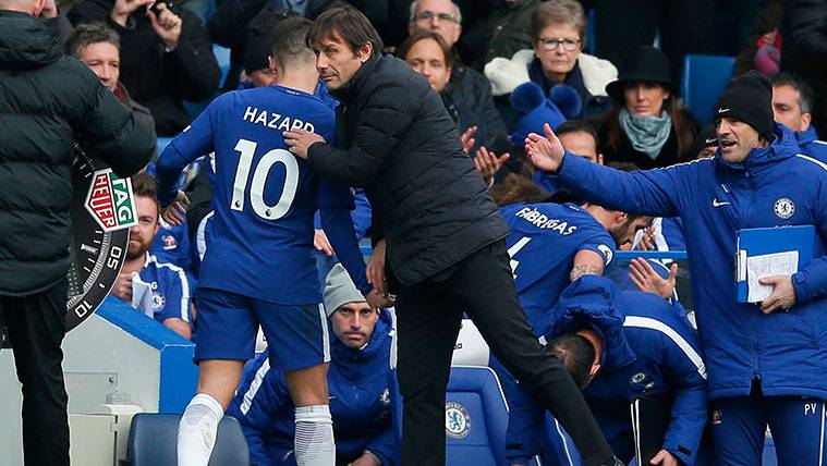 Eden Hazard y Antonio Conte se saludan tras una sustitución
