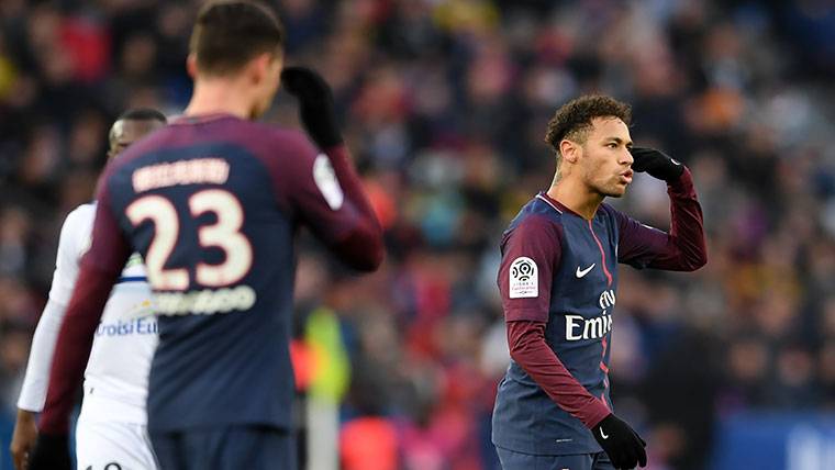 Neymar Jr, protesting a played to the referee with the PSG