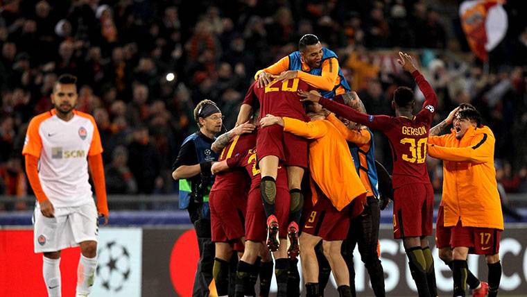 La Roma, celebrando el pase a cuartos tras eliminar al Shakhtar Donetsk