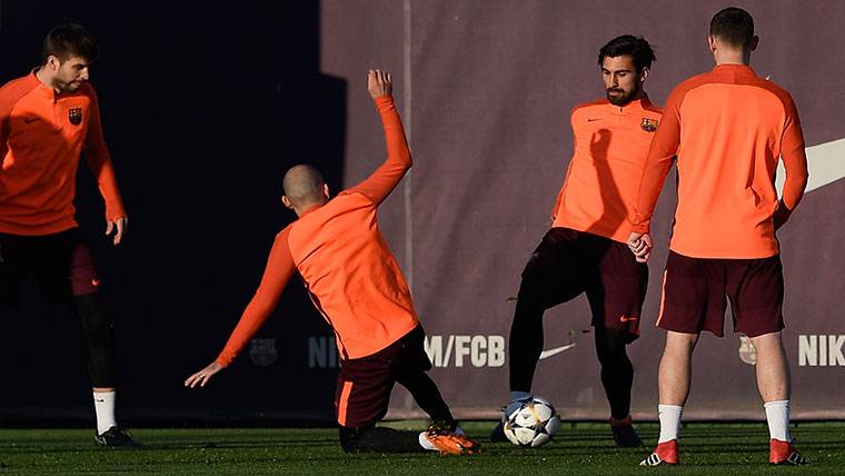 André Gomes, training beside the rest of his mates in the Barça