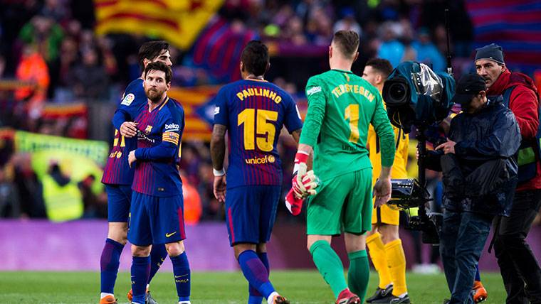 Leo Messi, greeting with André Gomes and the rest of his mates