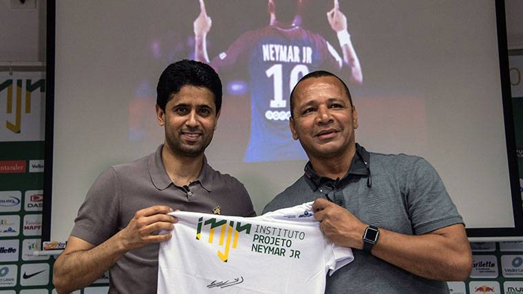 El padre de Neymar, junto a Nasser Al-Khelaifi en el Instituto Neymar Jr