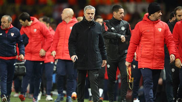 José Mourinho, marchándose enfadado tras la eliminación del Manchester United