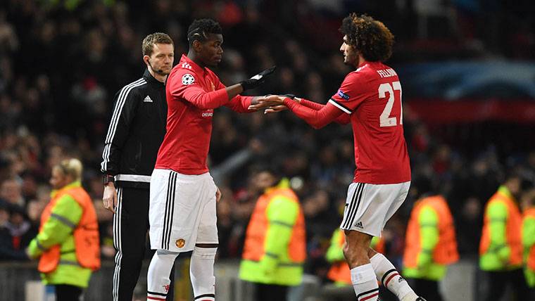 Pogba, saliendo al terreno de juego por Fellaini contra el Sevilla