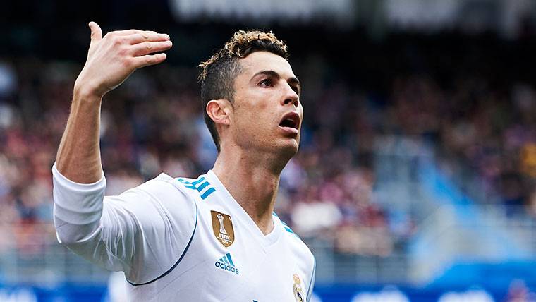 Cristiano Ronaldo, haciendo gestos a la grada de Ipurúa