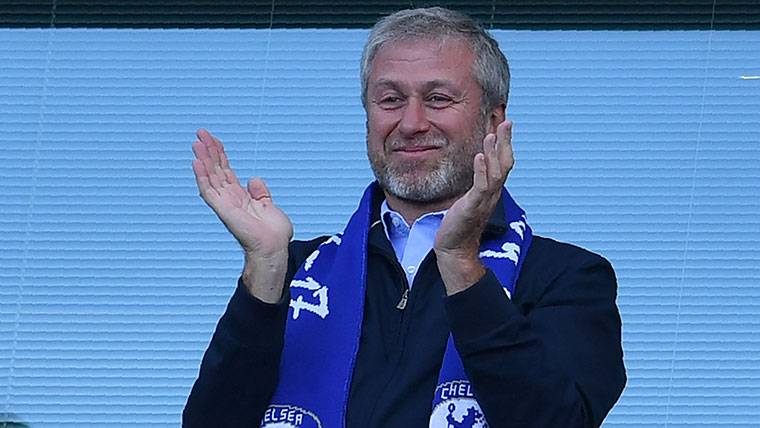 Roman Abramovich, applauding a marked goal by Chelsea