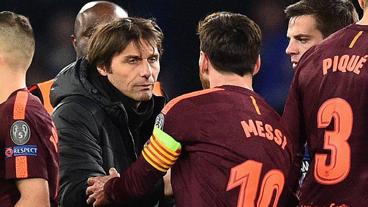 Antonio Conte, saludando a Messi en el partido de ida