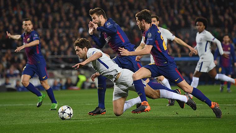 Marcos Alonso pidió penalti tras caer en el área del FC Barcelona