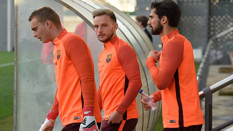 Rakitic, André Gomes and Cillessen, going out to train with the Barça
