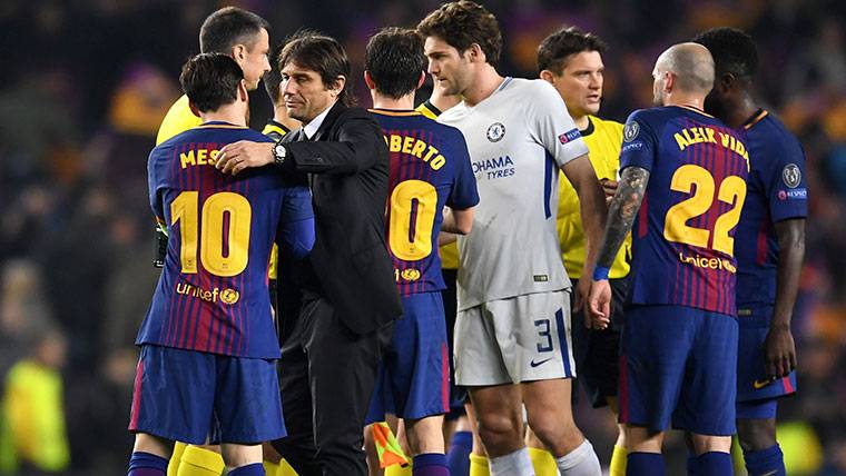 Los jugadores del FC Barcelona, saludándose con los del Chelsea