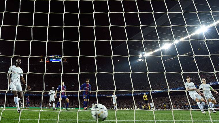 El FC Barcelona, marcando uno de los goles contra el Chelsea