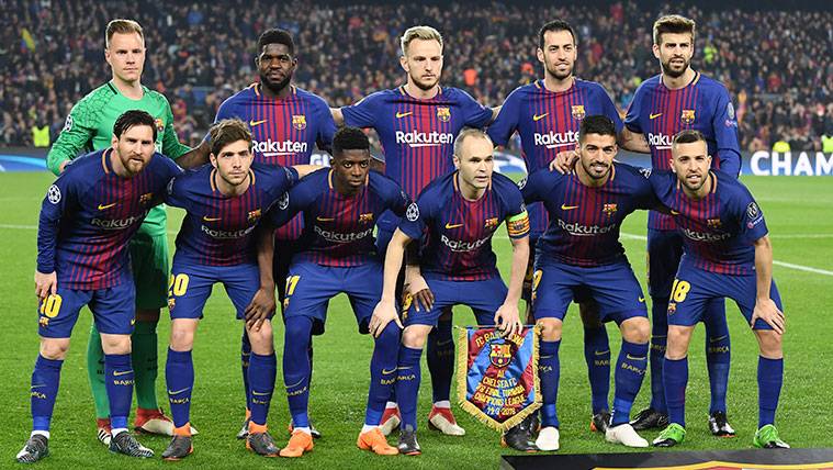 Los jugadores del FC Barcelona en la fotografía previa a un partido
