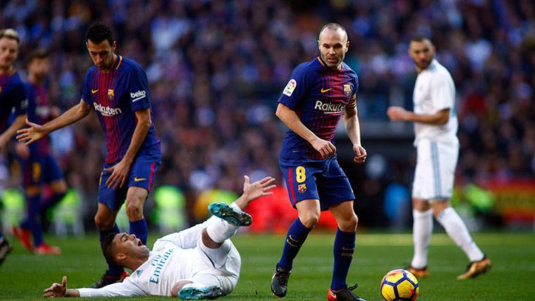 Andrés Iniesta, durante un Clásico contra el Real Madrid en Champions