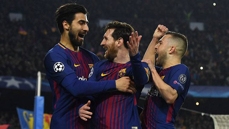 André Gomes, Leo Messi y Jordi Alba celebran un gol del FC Barcelona