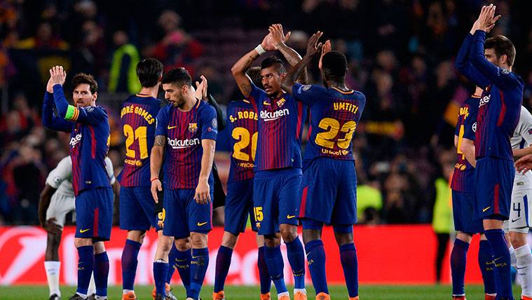 Los jugadores del FC Barcelona aplauden a la afición tras un partido