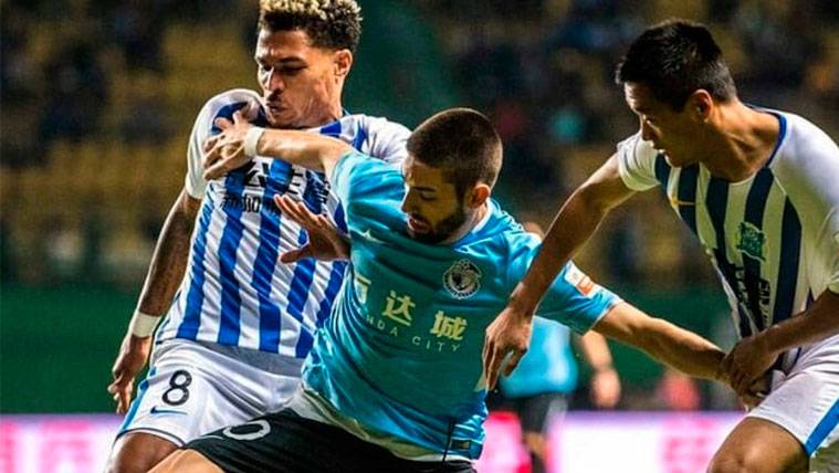 Yannick Ferreira Carrasco en un partido con el Dalian Yifang