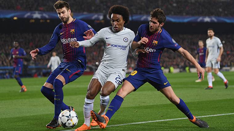 Gerard Piqué, Willian y Sergi Roberto pugnan por un balón