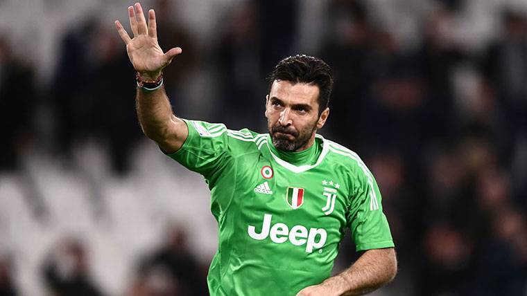 Gianluigi Buffon, saludando a los aficionados tras un partido de la Juventus