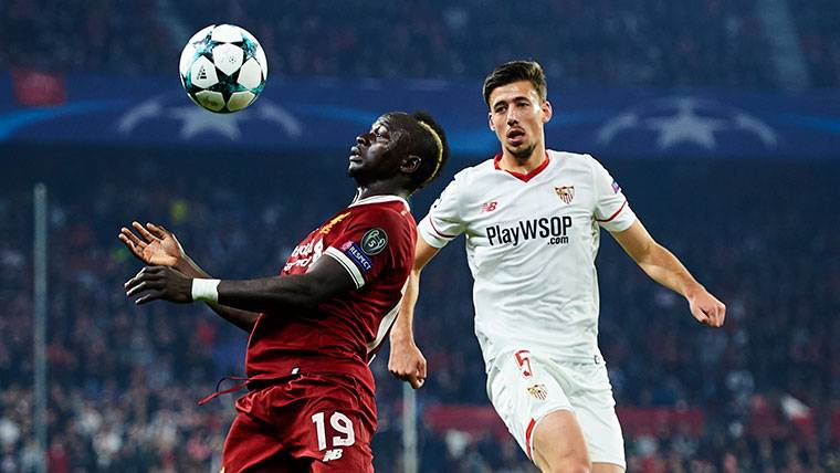 Lenglet, intentando arrebatar un balón a Mané contra el Liverpool