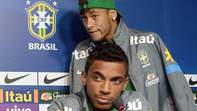 Luiz Gustavo and Neymar Jr, during a press conference with Brazil