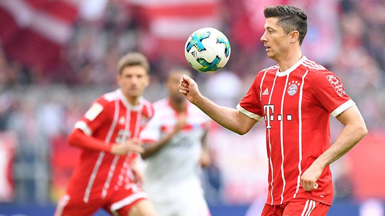 Robert Lewandowski, controlando un balón con el Bayern Múnich