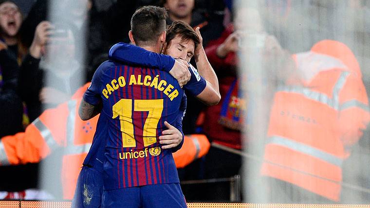 Paco Alcácer, celebrando con Leo Messi el gol marcado al Athletic