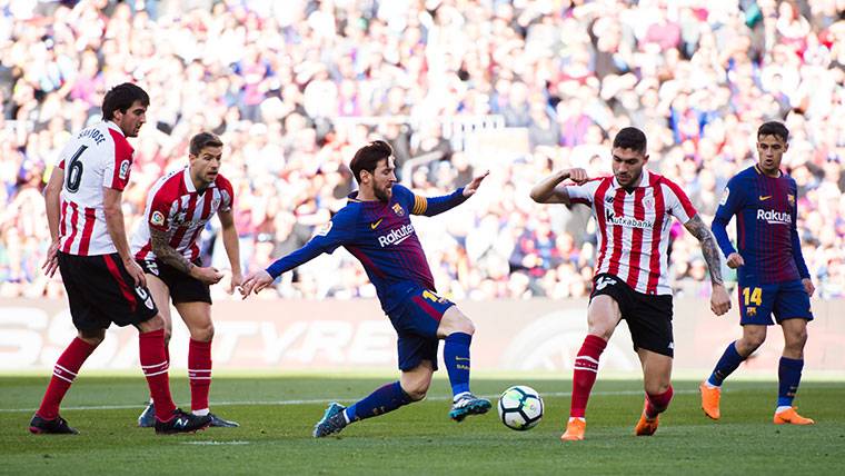 Leo Messi, surrounded of players of the Athletic of Bilbao