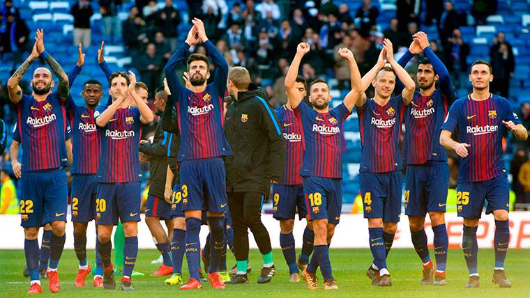 El FC Barcelona, aplaudiendo a la afición culé en el Bernabéu